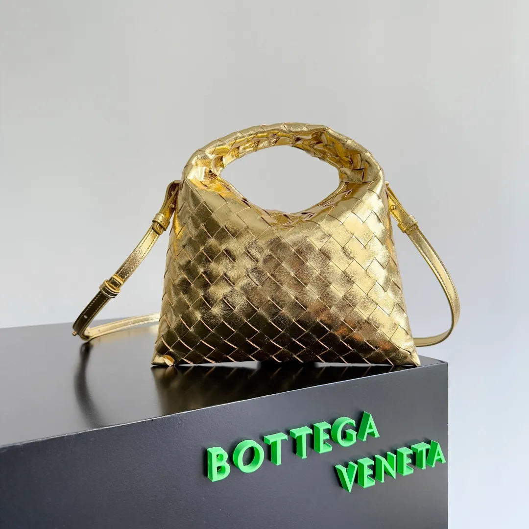 Batch 1400 BV 24 early spring new mini Hop has finally arrived! ! ! The small one is really exquisite and textured, and the calf leather really shows off your temperament! ! ! Its shoulder strap is detachable, so it can be carried by hand or worn cross-body, which is really very practical! Moreover, the 15ProMax mobile phone can also be placed, so there is no need to worry about the problem of not being able to place the mobile phone. 📱 Style number: 777586 Size: 25.5*14.5*11cm